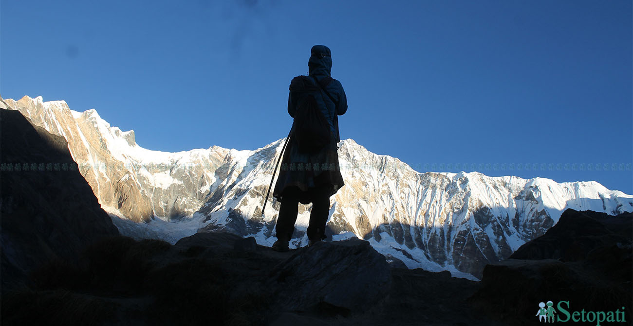 अन्नपूर्ण आधार शिविरमा अन्नपूर्ण प्रथम हिमाल हेर्दै पर्यटक। तस्वीर: युवराज श्रेष्ठ/सेतोपाटी।